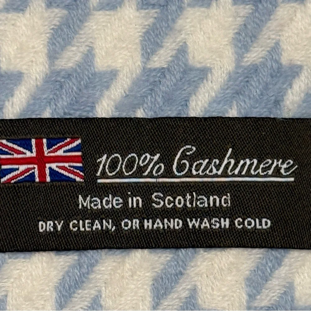 100% Cashmere made in Scotland Elegant Blue and White Houndstooth Scarf